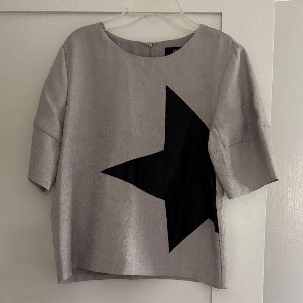 DO+BE Silver-Gray Top with Black Star Accent